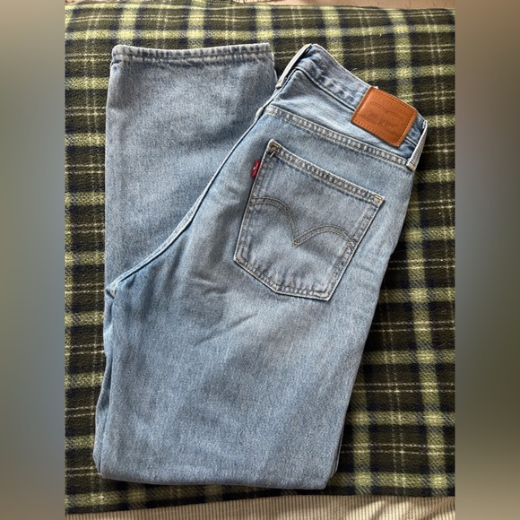 Premium Levi’s Dad Jeans in Light Wash - Picture 5 of 9